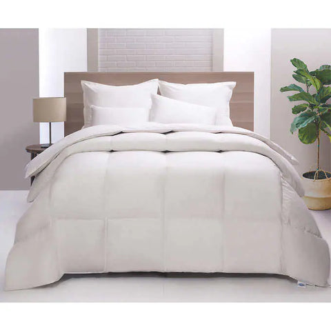 A beautiful comforter, voluptuous with square stitching along the entirety of the comforter. The top of the comforter is folded twice. RDS certified tag included. This exquisite comforter features a 400 thread count sateen cotton fabric that is intricately woven to create a down-proof barrier. This ensures that the premium high loft 700 fill power white down is securely contained within.
Designed to offer optimum loft and even distribution, this comforter boasts a baffle box construction with a 1" gusset.