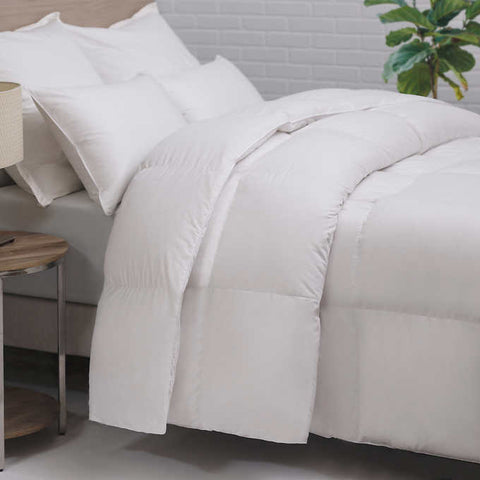 Side profile of the bed, with the tops of the comforter being folded over itself twice and the rest covers over the bed. This exquisite comforter features a 400 thread count sateen cotton fabric that is intricately woven to create a down-proof barrier. This ensures that the premium high loft 700 fill power white down is securely contained within.
Designed to offer optimum loft and even distribution, this comforter boasts a baffle box construction with a 1" gusset.