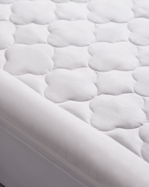 Zoomed in shot of a Billow Mattress pad, a thick 300-Thread Count cover and Gel Fiber Poly fill.